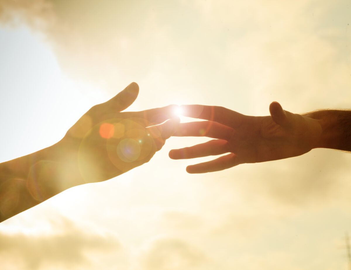 手を差し伸べる